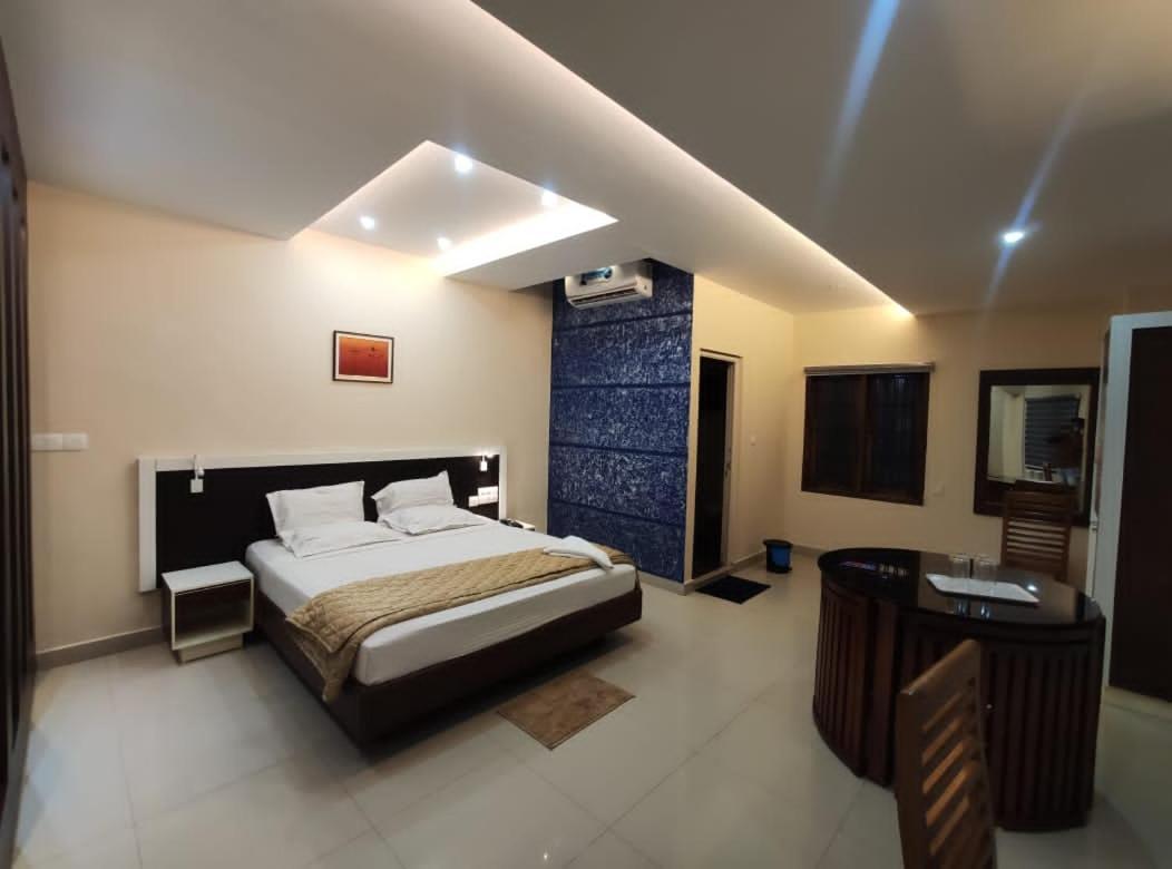 Issacs Regency Sultan Bathery Exterior foto