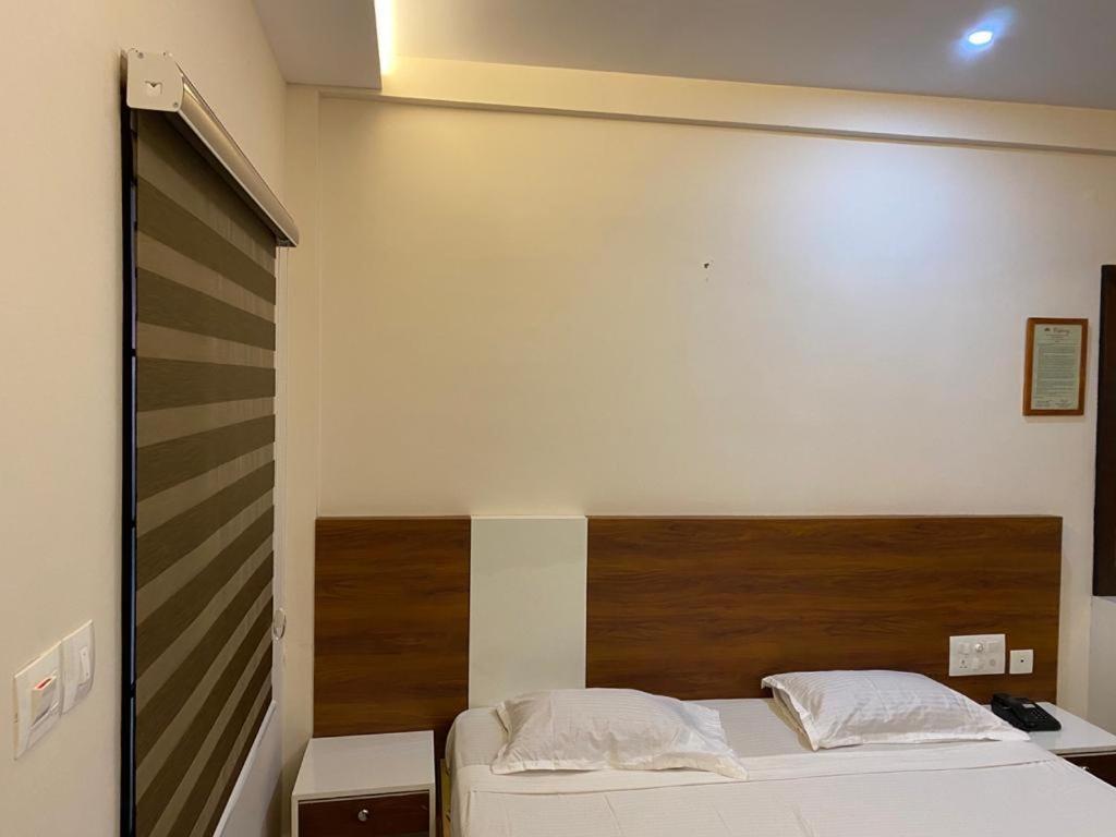 Issacs Regency Sultan Bathery Exterior foto