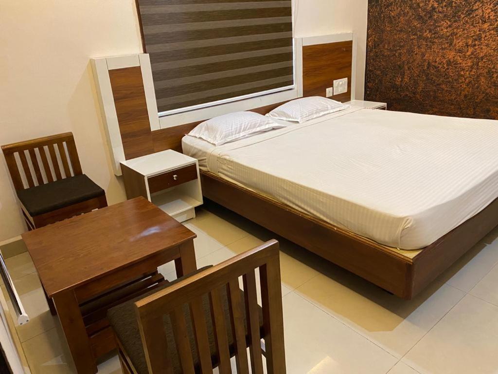 Issacs Regency Sultan Bathery Exterior foto