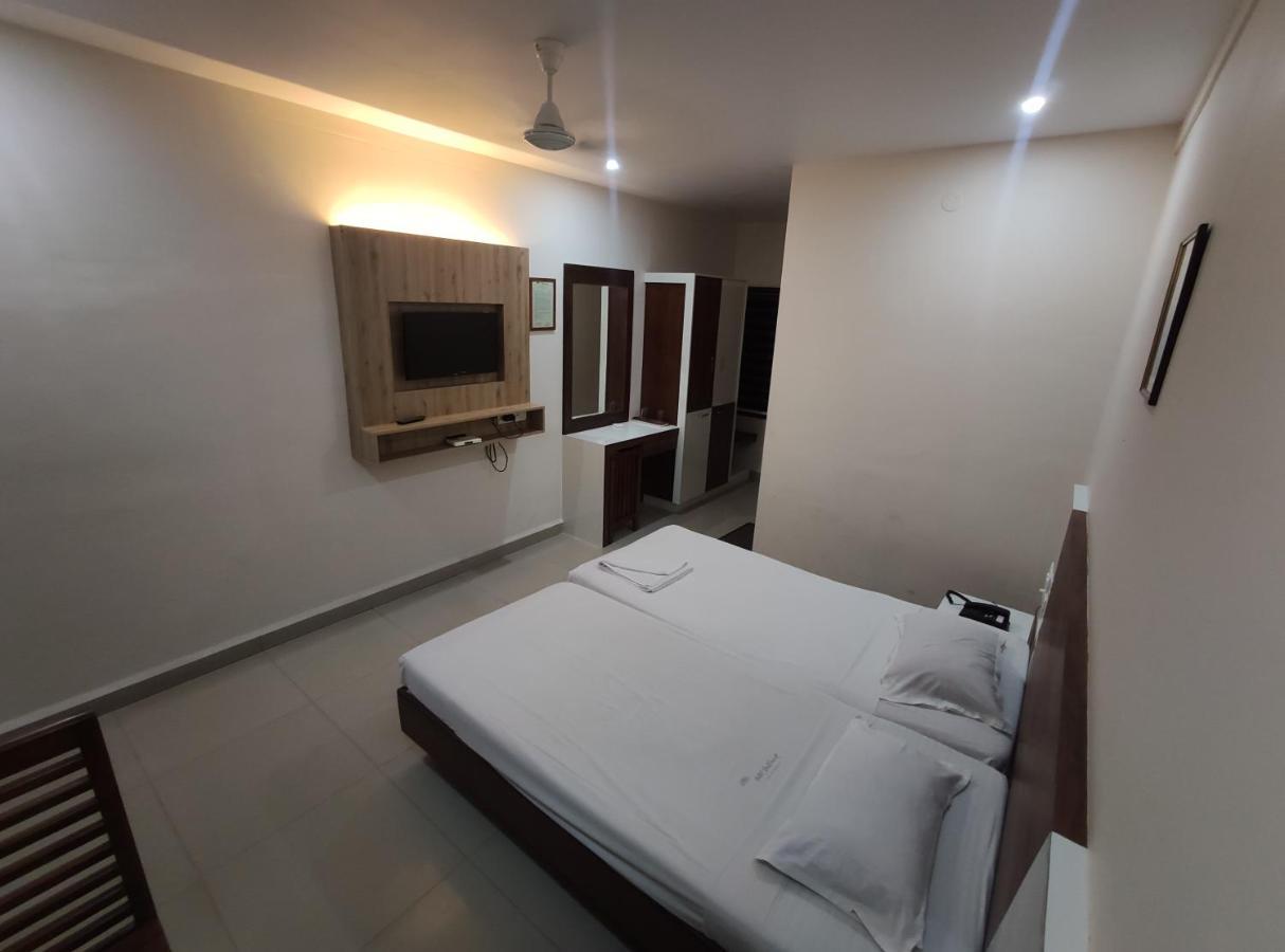 Issacs Regency Sultan Bathery Exterior foto