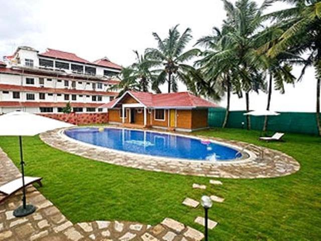 Issacs Regency Sultan Bathery Exterior foto